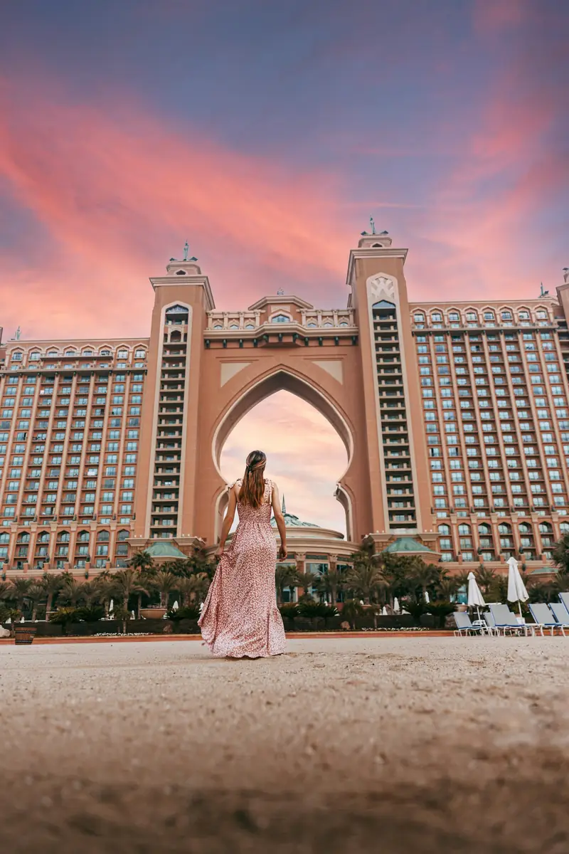 A traveller in front of Atlantis The Palm